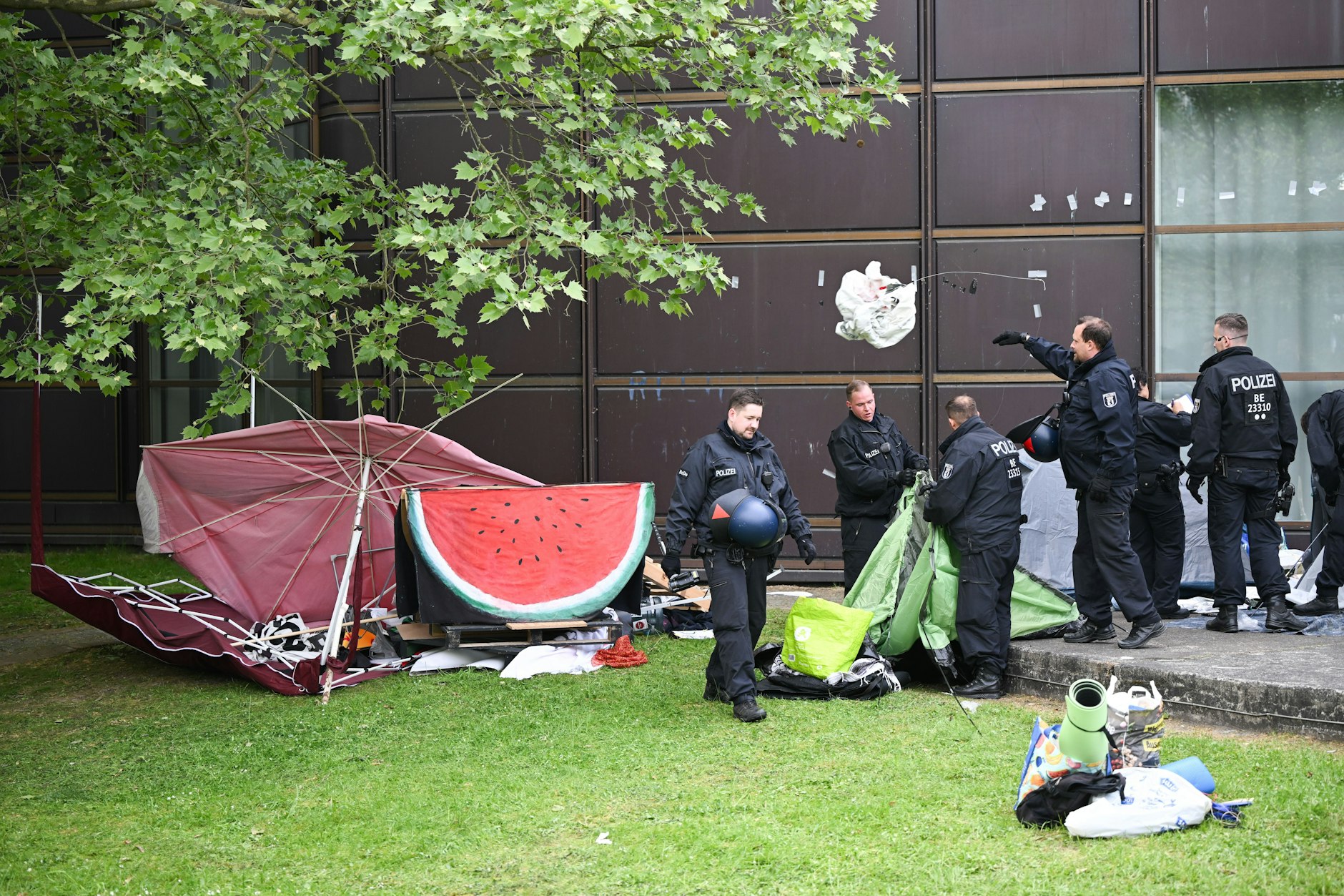 Polizeibeamte räumen ein propalästinensisches Camp an der FU Berlin.