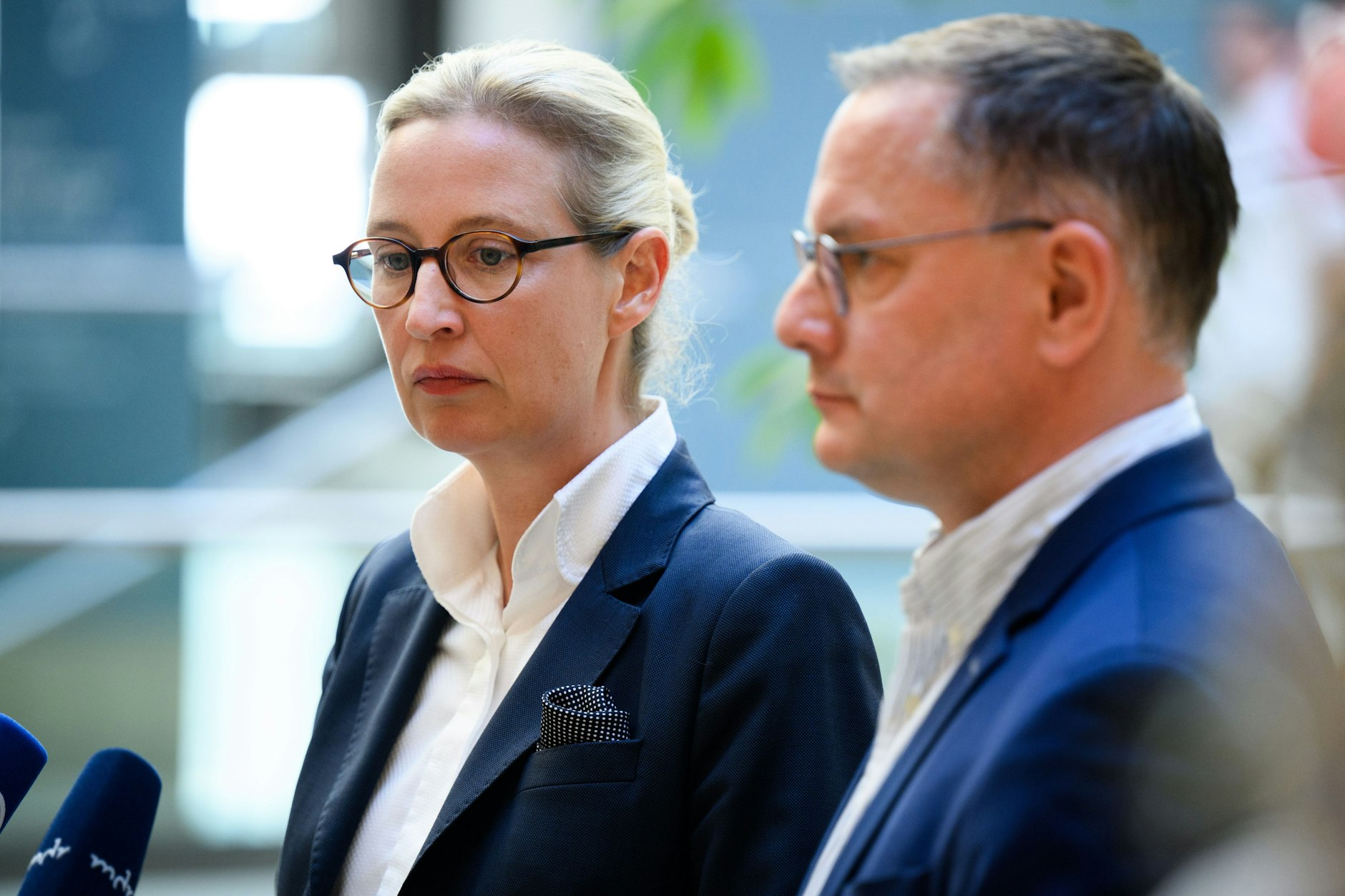 Alice Weidel (l), Vorsitzende der AfD-Bundestagsfraktion, und Tino Chrupalla, Vorsitzender der AfD-Bundestagsfraktion, äußern sich im Deutschen Bundestag zum Urteil des nordrhein-westfälischen Oberverwaltungsgerichts (OVG) zur Einstufung der AfD als rechtsextremistischer Verdachtsfall.