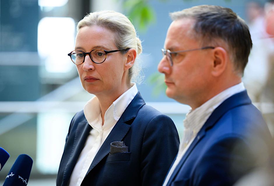 Alice Weidel (l), Vorsitzende der AfD-Bundestagsfraktion, und Tino Chrupalla, Vorsitzender der AfD-Bundestagsfraktion, äußern sich im Deutschen Bundestag zum Urteil des nordrhein-westfälischen Oberverwaltungsgerichts (OVG) zur Einstufung der AfD als rechtsextremistischer Verdachtsfall. 