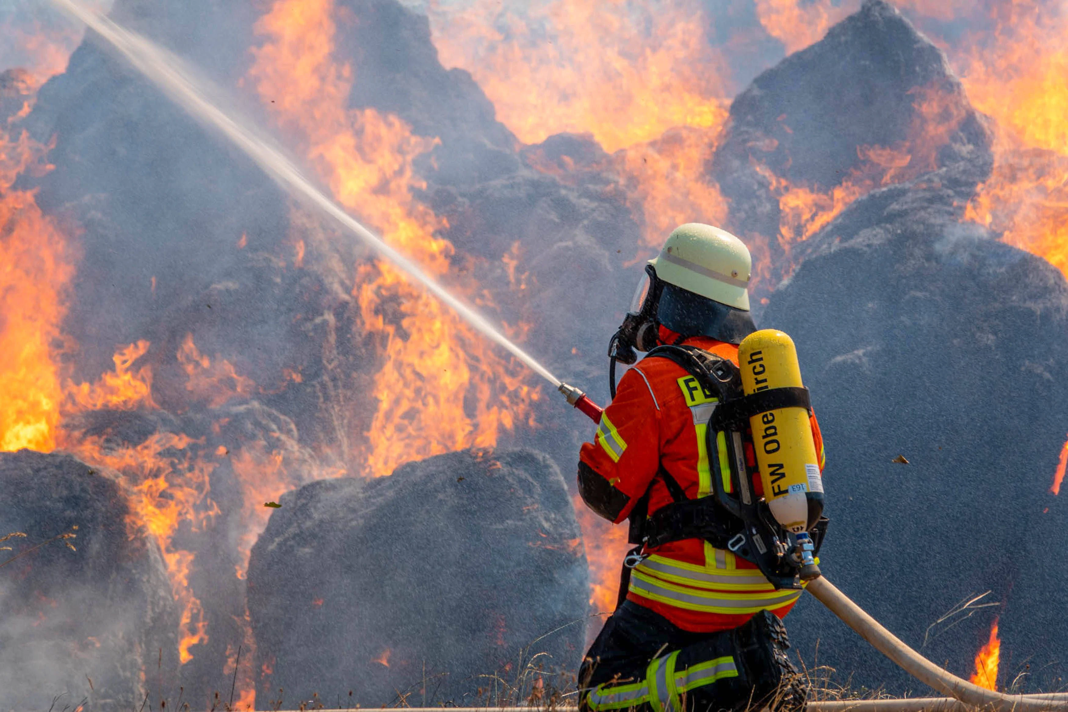 Das Wetter bleibt heiß in Berlin und Brandenburg: In fünf Landkreisen galt am Montag die höchste Waldbrandstufe fünf. Am Dienstag sollte die Zahl der davon betroffenen Landkreise voraussichtlich auf 13 von insgesamt 14 steigen, wie Engel sagte. Nur in der Uckermark gelte voraussichtlich dann noch die Stufe vier (Symbolbild).