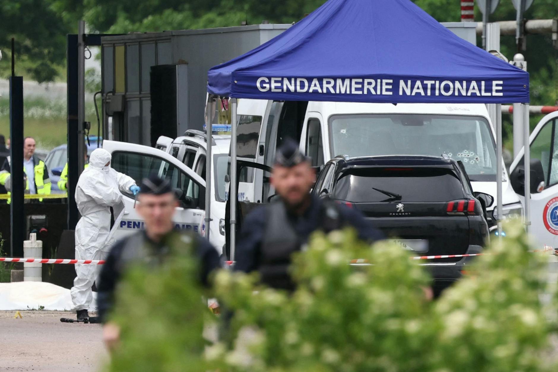 Bei einem bewaffneten Angriff auf einen Gefangenentransporter in Nordfrankreich sind am Dienstag mindestens zwei französische Strafvollzugsbeamte getötet und drei weitere schwer verletzt worden.