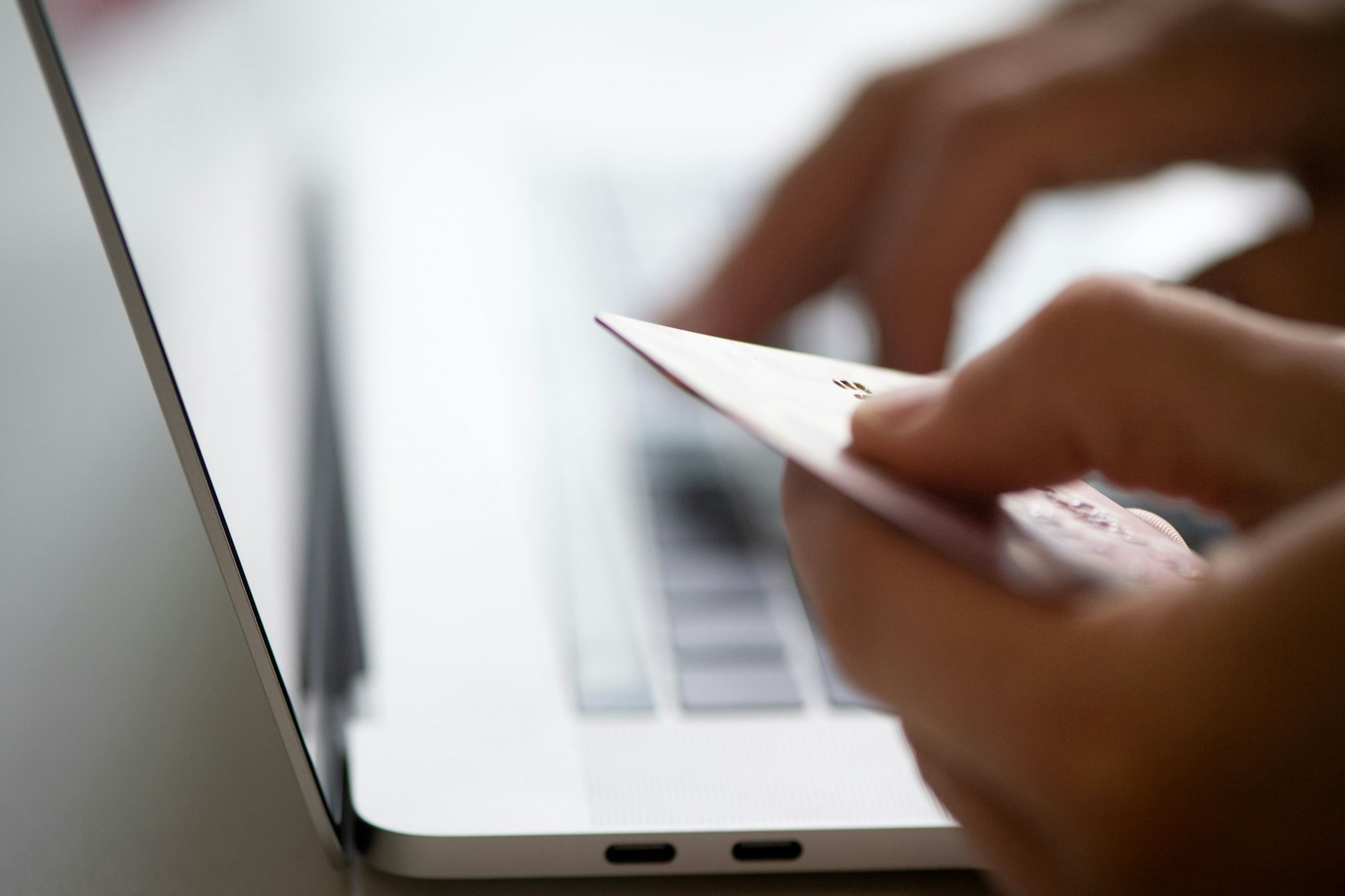 Wer seinen Schufa-Score verbessern möchte, muss auf bestimte Dinge achten.