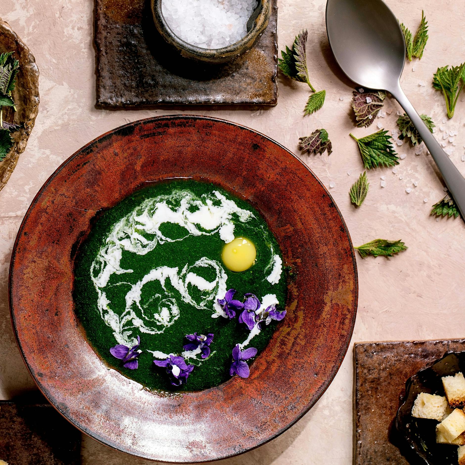 Brennnesselsuppe: Ein Rezept aus Omas Küche