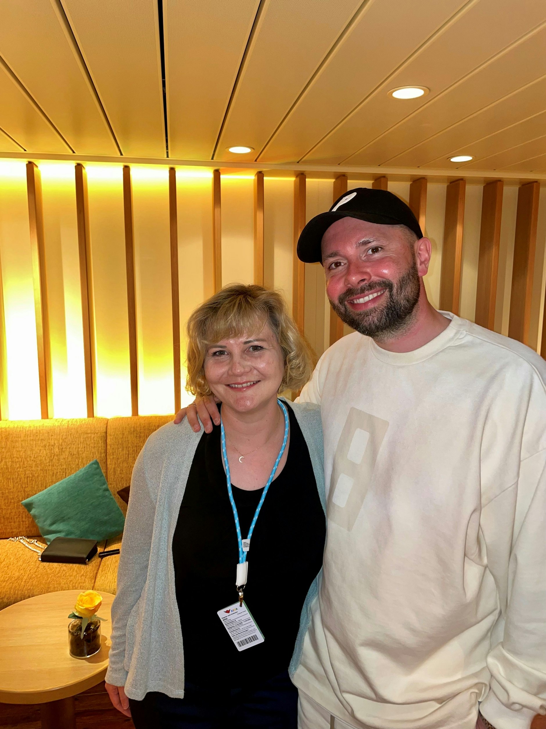David Puentez im Gespräch mit KURIER-Redakteurin Julia an Bord der „Aida“.