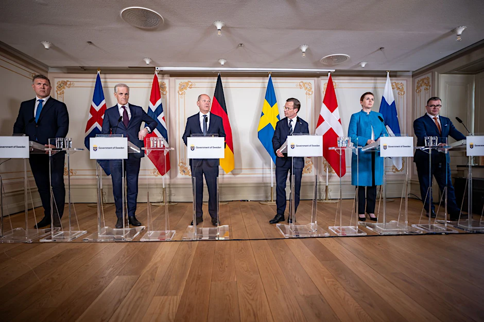 Bundeskanzler Olaf Scholz, nimmt neben (l-r) Bjarni Benediktsson, Ministerpräsident von Island, Jonas Gahr Store, Ministerpräsident von Norwegen, Ulf Kristersson, Ministerpräsident von Schweden, Mette Frederiksen, Ministerpräsidentin von Dänemark, und Petteri Orpo, Ministerpräsident von Finnland, an einer Pressekonferenz nach dem Treffen des Nordischen Rats in Schweden teil.  