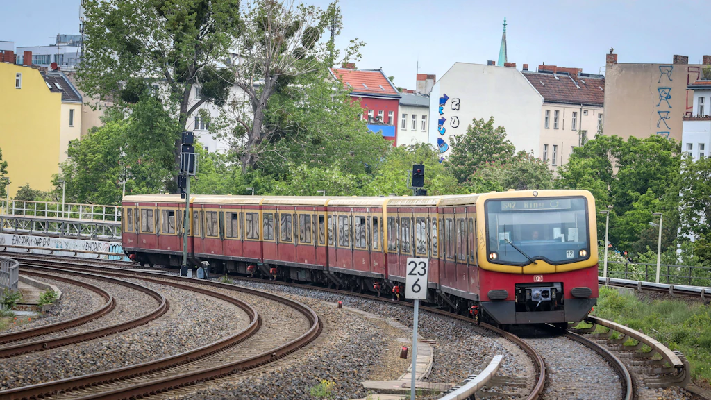 Wurfgeschosse auf Berliner S-Bahn sorgen für Zugverspätungen