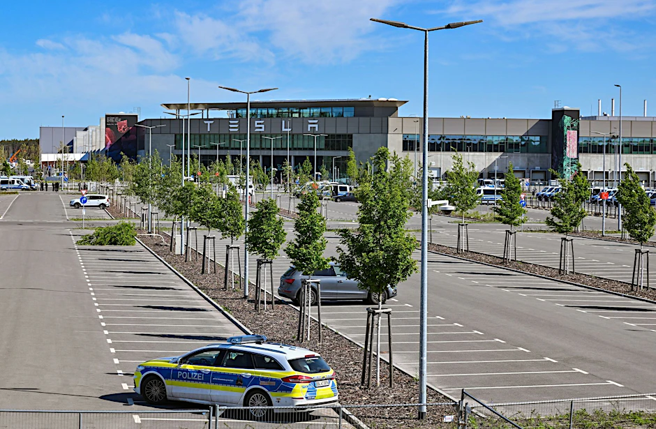 Polizei sichert das Werksgelände der Tesla-Gigafactory Berlin-Brandenburg.  