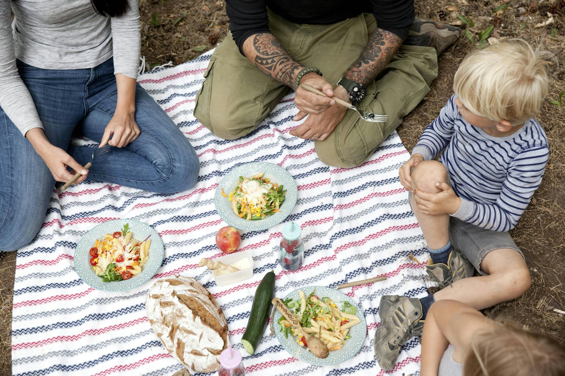 Nudelsalat ist weit mehr als nur eine Beilage bei Grillpartys oder ein treuer Begleiter auf dem Picknicktisch. Hier ein Rezept für originalen, cremigen Nudelsalat!