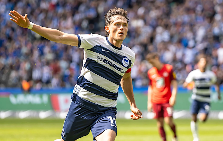 Berlins Fabian Reese trifft zum 3:1 und läuft jubelnd zu den Fans.  