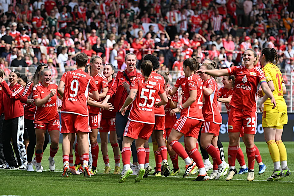 ARCHIV - An der Alten Försterei. Unions Spielerin jubeln nach dem Sieg.  