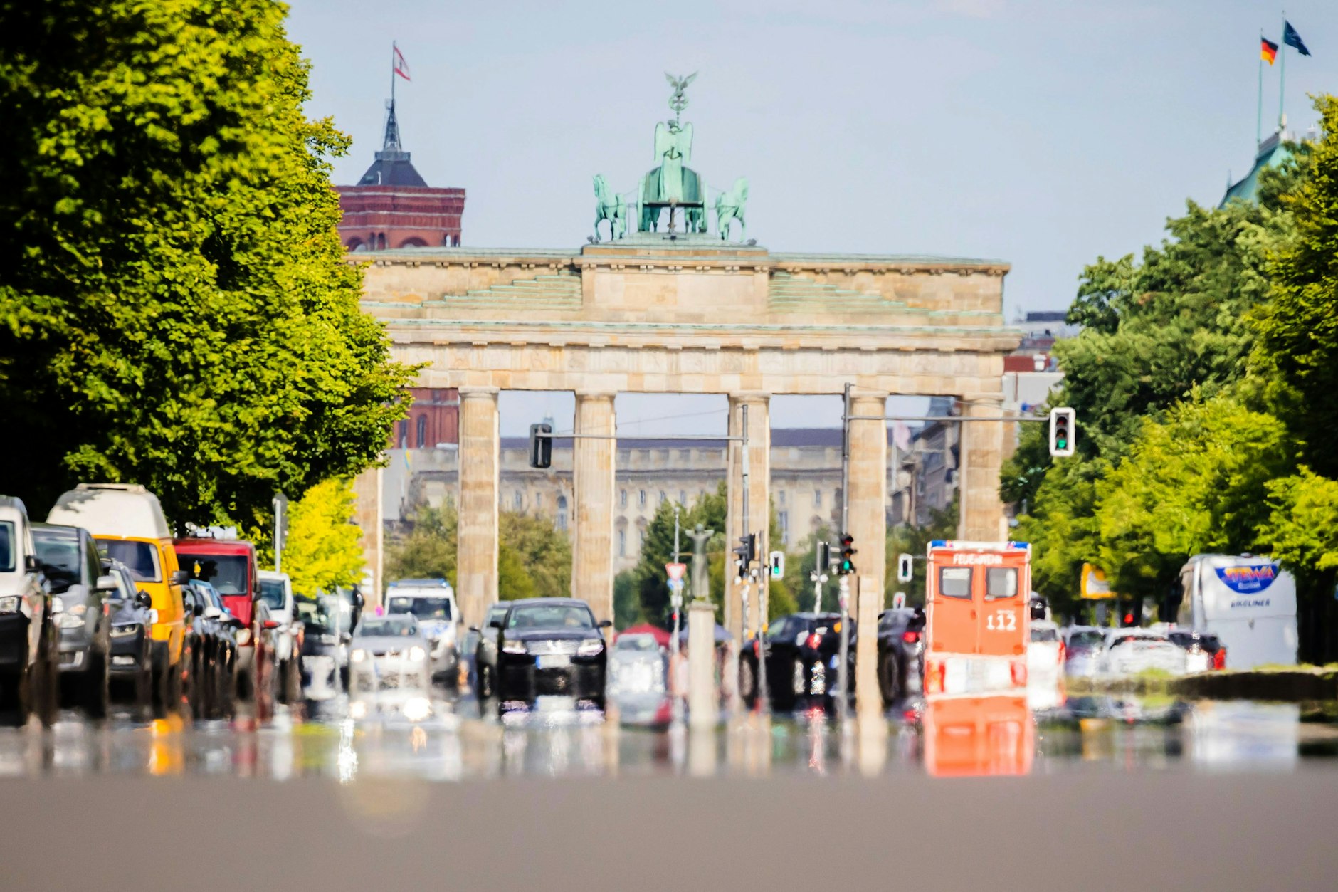 Die Straße des 17. Juni spiegelt von der Hitze vor dem Brandenburger Tor. Das war etwa im August des vergangenen Jahres der Fall. 