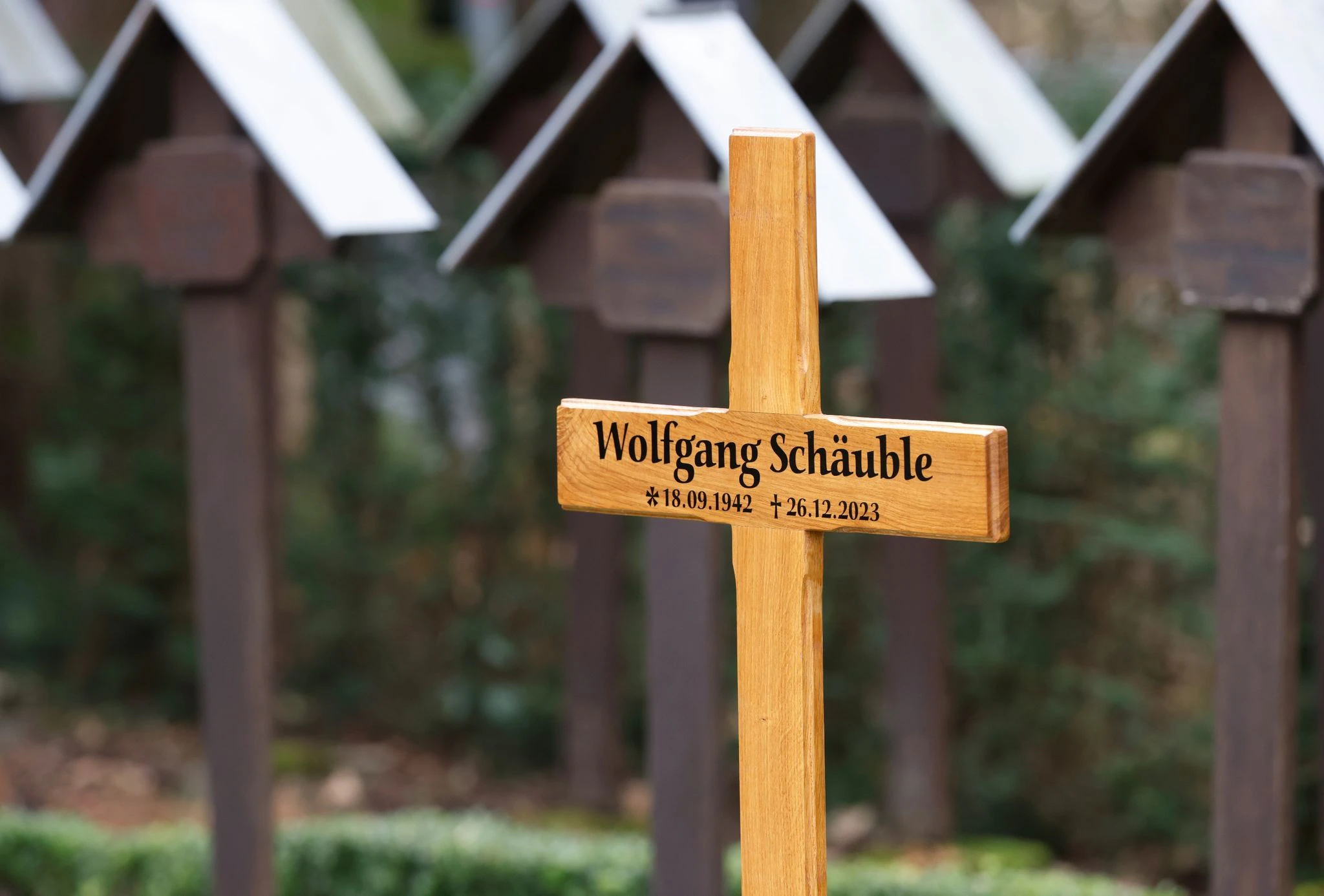 ARCHIV - Ein etwa 1,20 Meter tiefes Loch ist an Schäubles Grab ausgehoben worden.  a