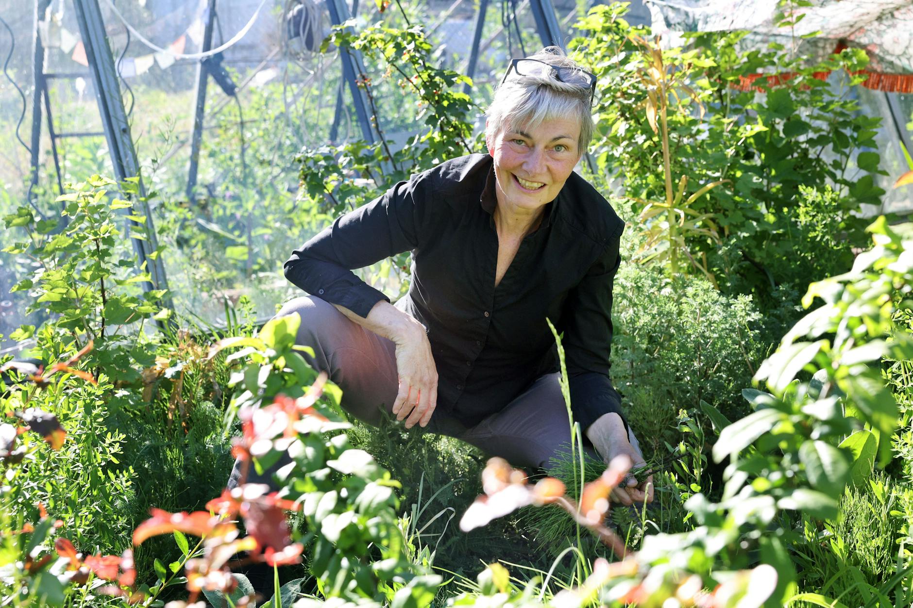Silke Agger in ihrem Garten in Weißensee. Hier tankt sie Kraft und erholt sich von den Strapazen der vergangenen zwei Jahre.