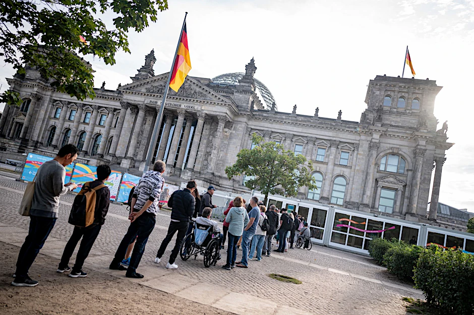 Menschen stehen am Reichstagsgebäude vor der Besucherkontrolle. Bald soll sich die Schlange jenseits der anliegenden Scheidemannstraße bilden. Der Platz vor dem hohen Haus wird zur No-Go-Sicherheitszone.&nbsp;