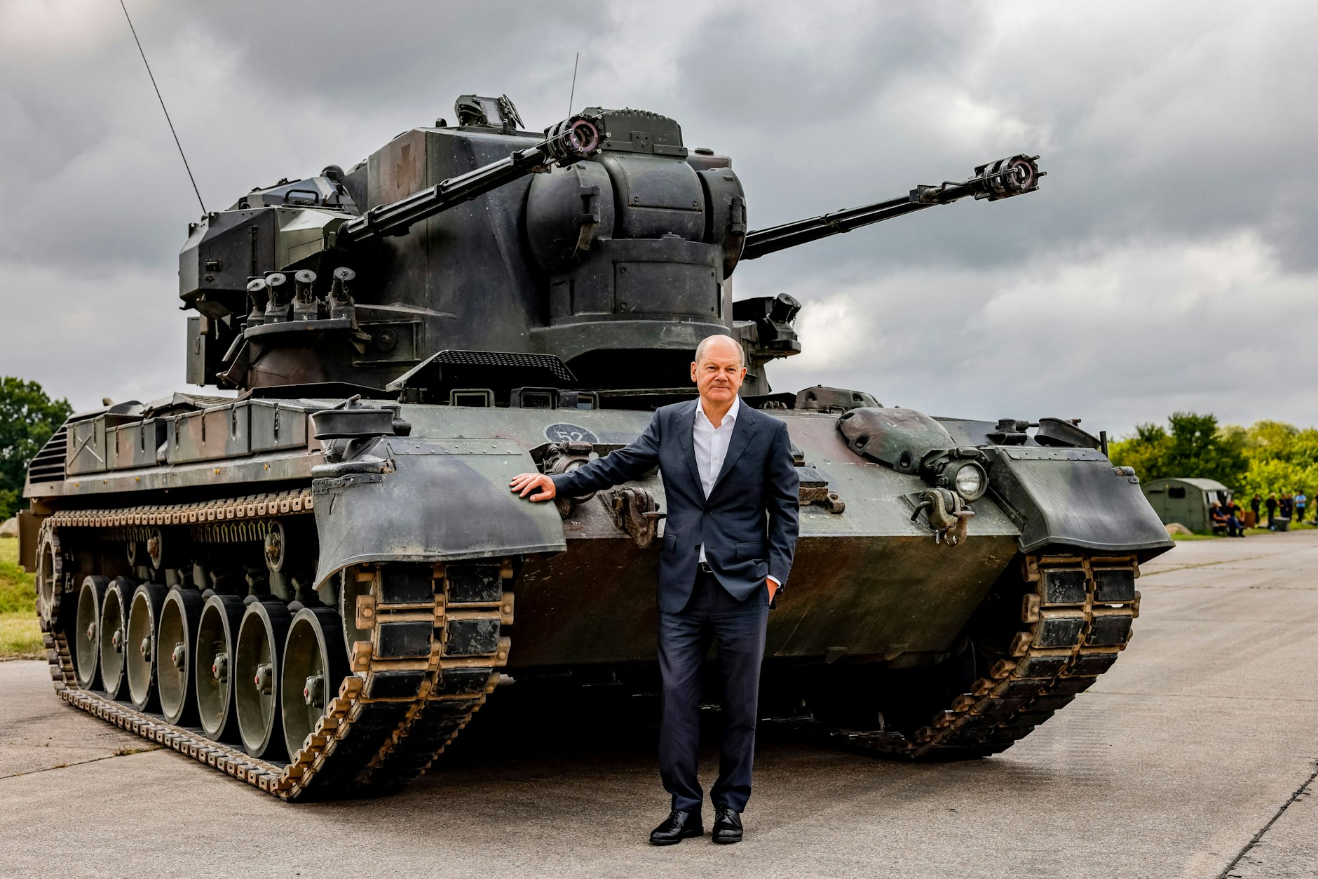 German Chancellor Olaf Scholz poses in front of a German self-propelled anti-aircraft gun Flakpanzer Gepard during a visit of the training program for Ukrainian soldiers on the Gepard anti-aircraft tank in Putlos near Oldenburg, on August 25, 2022. - Scholz meets with soldiers and industrial trainers from the manufacturing company Krauss-Maffei Wegmann at the Putlos military training area in Schleswig-Holstein. (Photo by Axel Heimken / POOL / AFP)