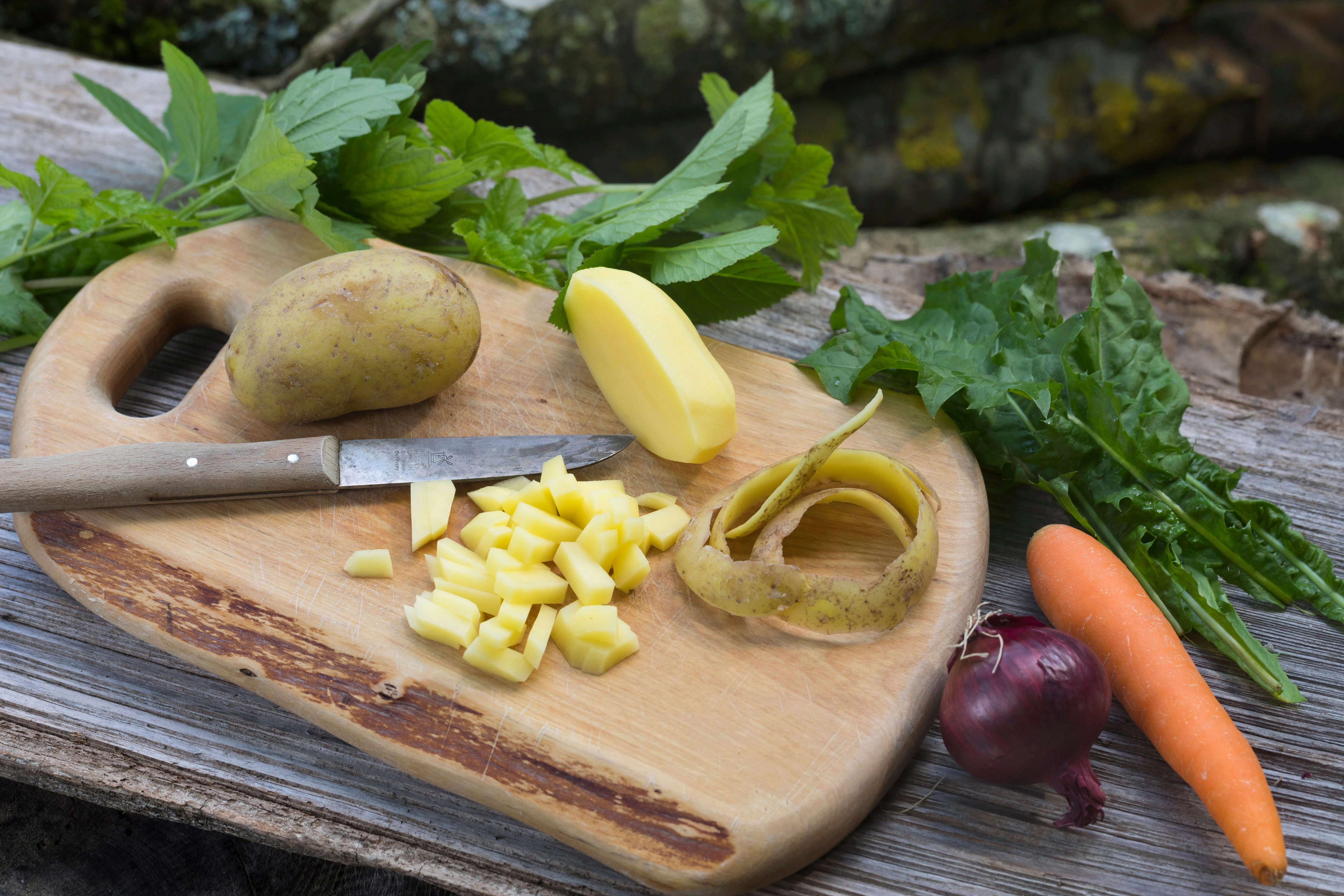 Rezept für herzhafte, gesunde Brennnesselsuppe: In alten Zeiten galt die Brennnessel als Heilpflanze und war ein Symbol für Schutz und Heilung.