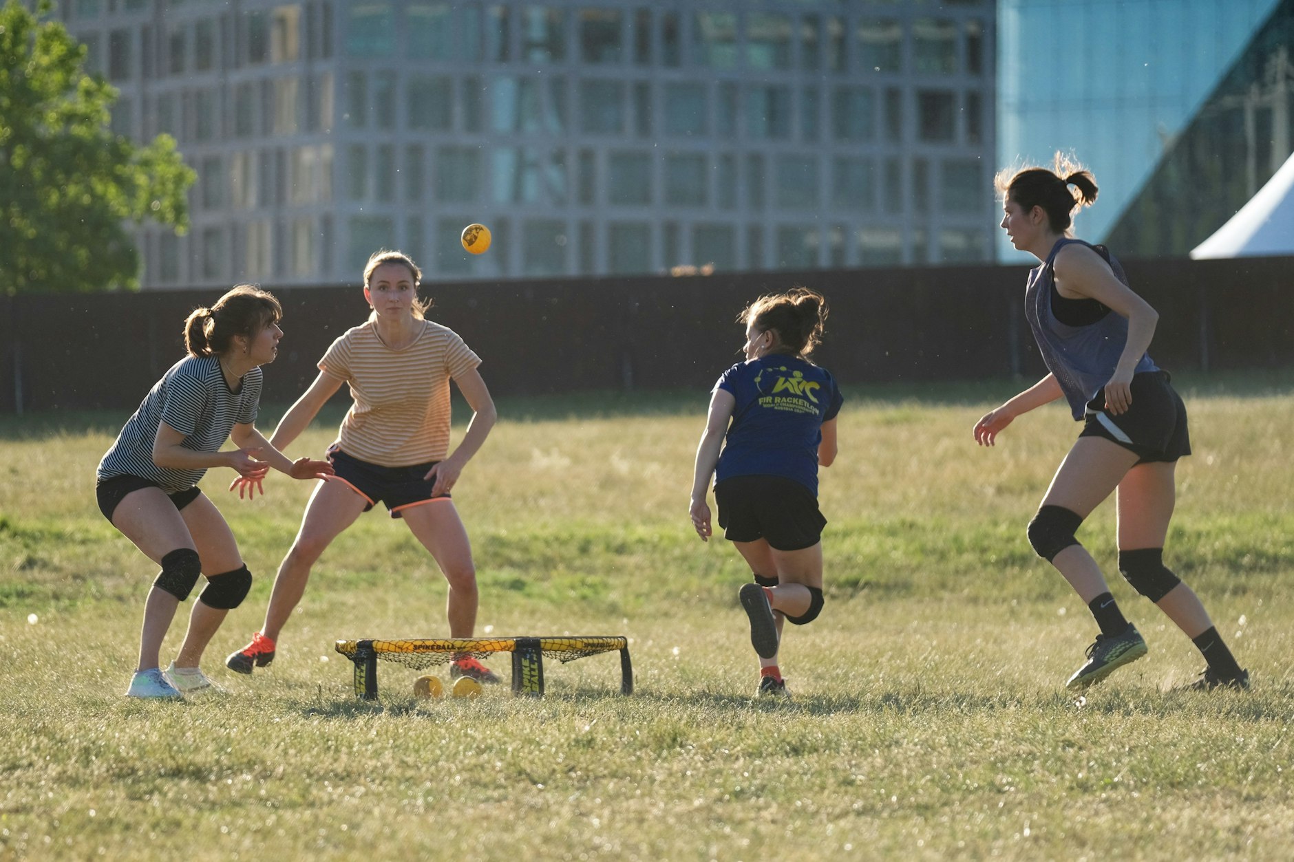 Immer öfter sieht man den Trendsport in Berliner Parks: Roundnet.