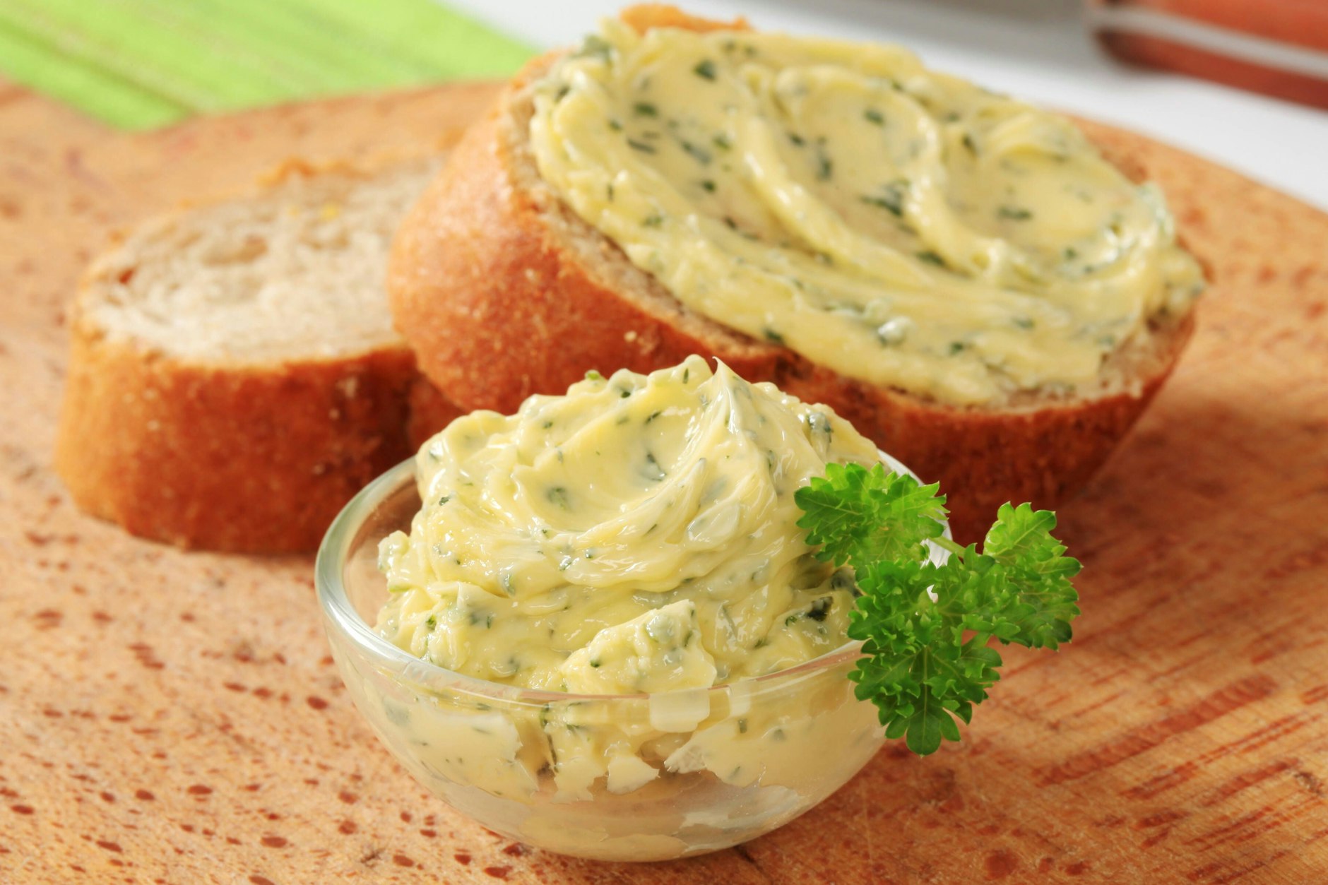Rezept für leckere, vielseitige Kräuterbutter: Experimentieren Sie mit verschiedenen Kräutern und Gewürzen, um Ihre eigene Lieblingsvariante zu kreieren.