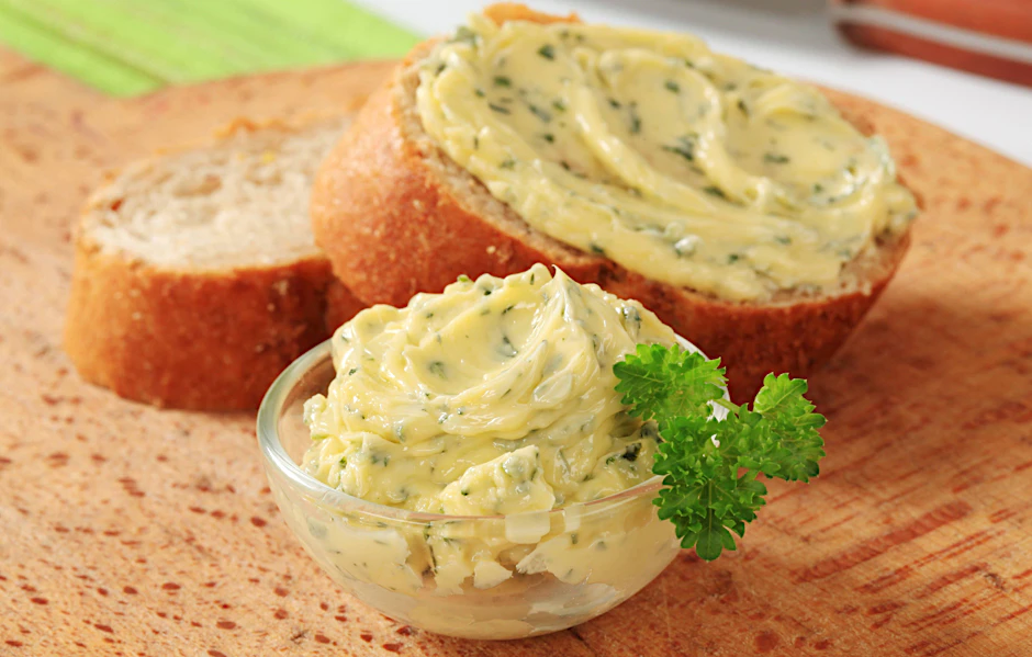 Rezept für leckere, vielseitige Kräuterbutter: Experimentieren Sie mit verschiedenen Kräutern und Gewürzen, um Ihre eigene Lieblingsvariante zu kreieren.