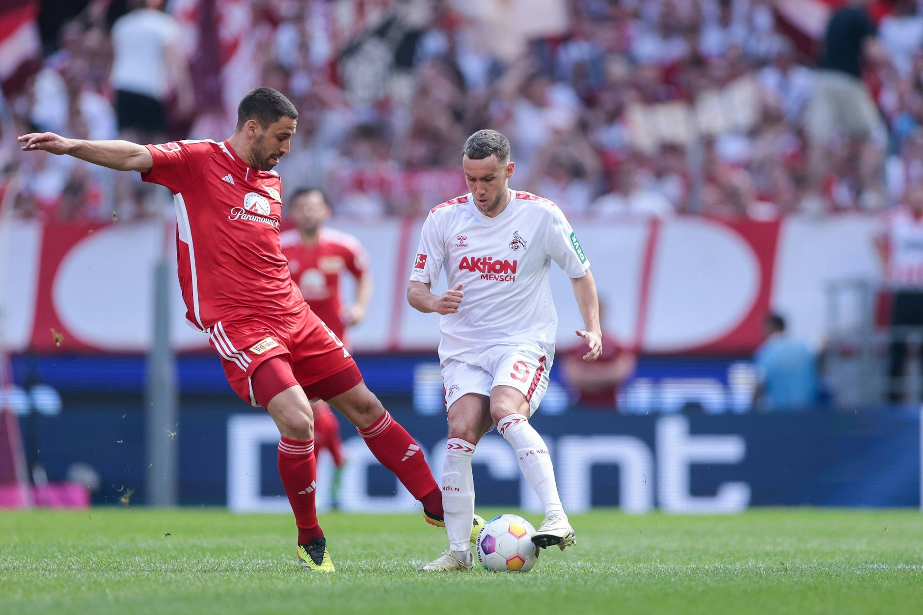 Schon in der Anfangsphase des Spiels gegen den 1. FC Köln fiel Rani Khedira (l.) mit einem harten Einsteigen gegen Kölns Luca Waldschmidt, der kurz darauf verletzt ausgewechselt wurde, auf und hatte Glück, dafür nicht schon eine Gelbe Karte gesehen zu haben.