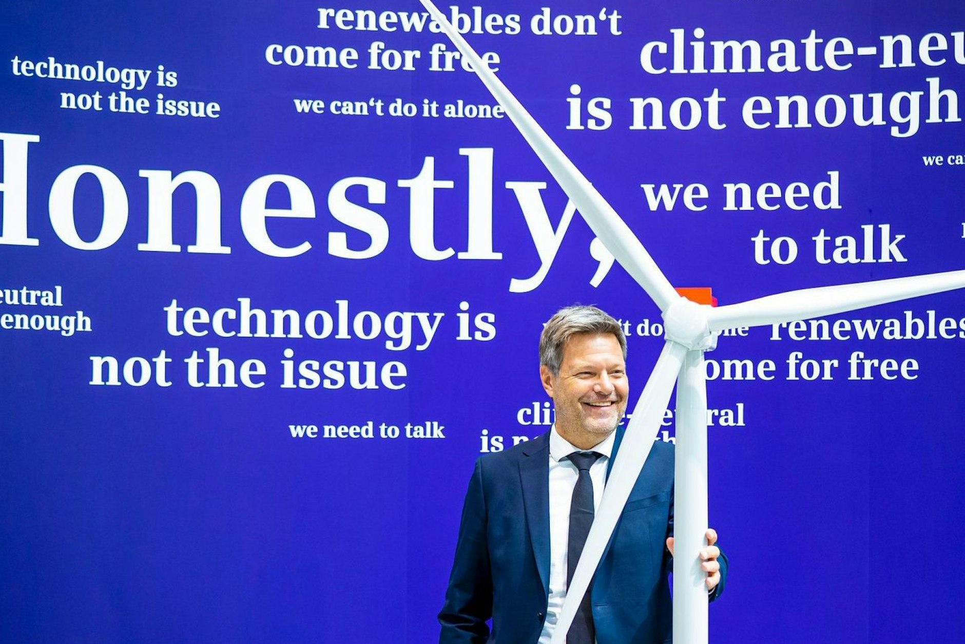 Bundeswirtschaftsminister Robert Habeck besucht den Messestand von Siemens Energy: Die Ampel-Regierung muss die nächste Milliarden-Lücke zur Finanzierung der Energiewende stopfen.