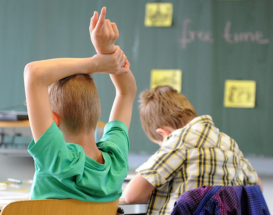 ARCHIV - Ein Schüler meldet sich im Unterricht.  