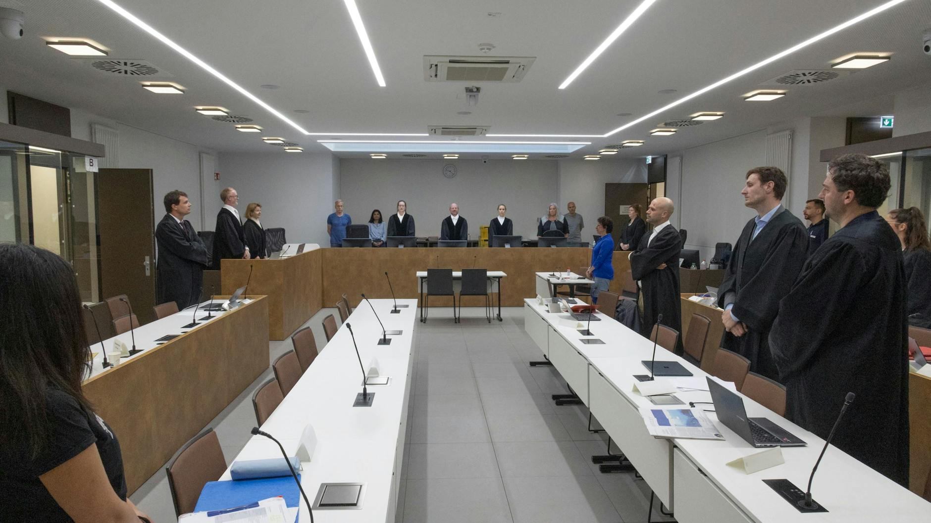 Der Gerichtssaal bei Prozessbeginn: Die Angeklagten versteckten sich.