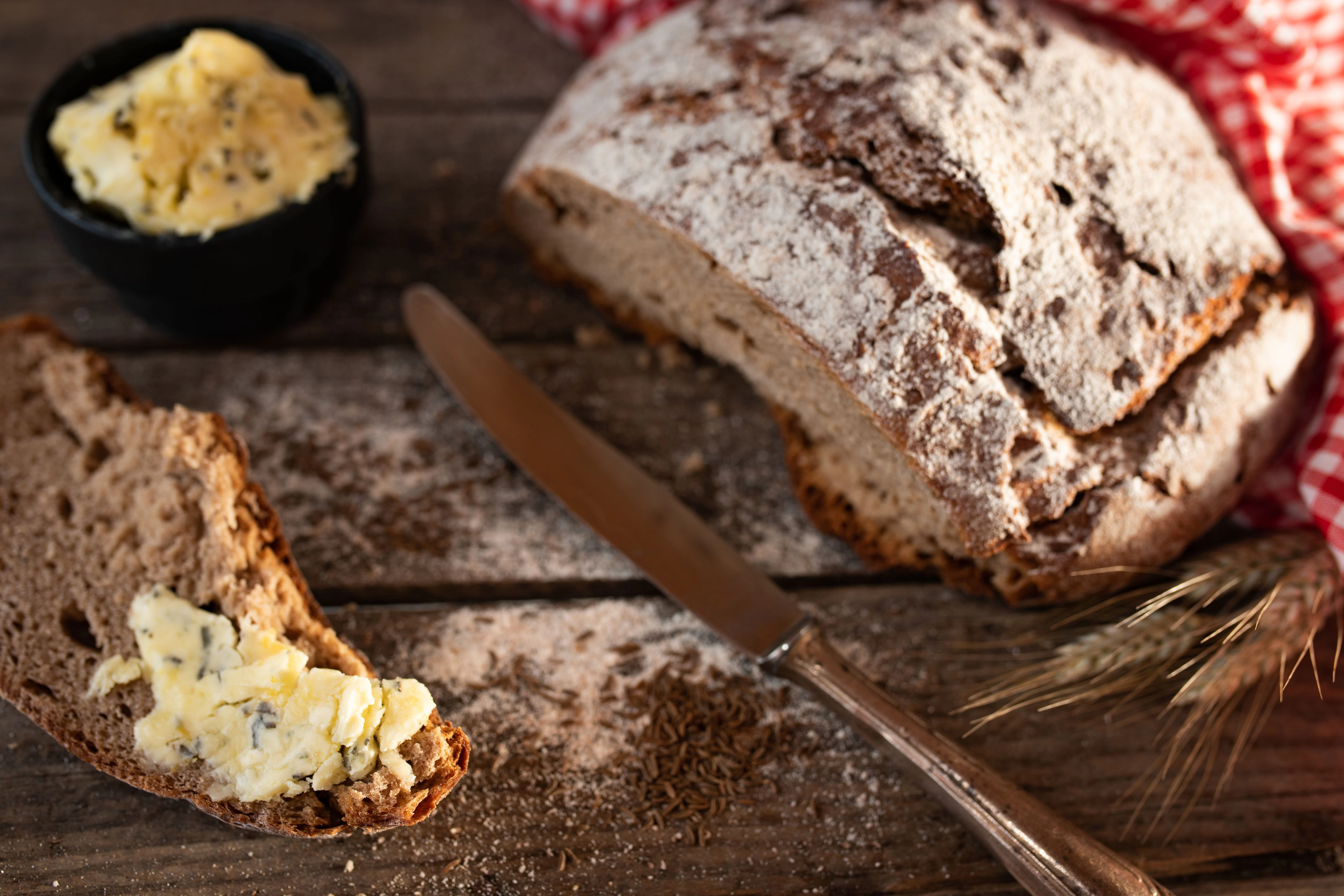 Kräuterbutter-Rezept: Auf frischem rustikalen Sauerteigbrot schmeckt diese Butter wunderbar!