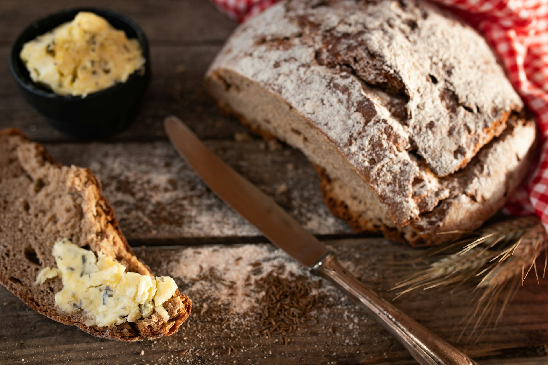 Kräuterbutter-Rezept: Auf frischem rustikalen Sauerteigbrot schmeckt diese Butter wunderbar!