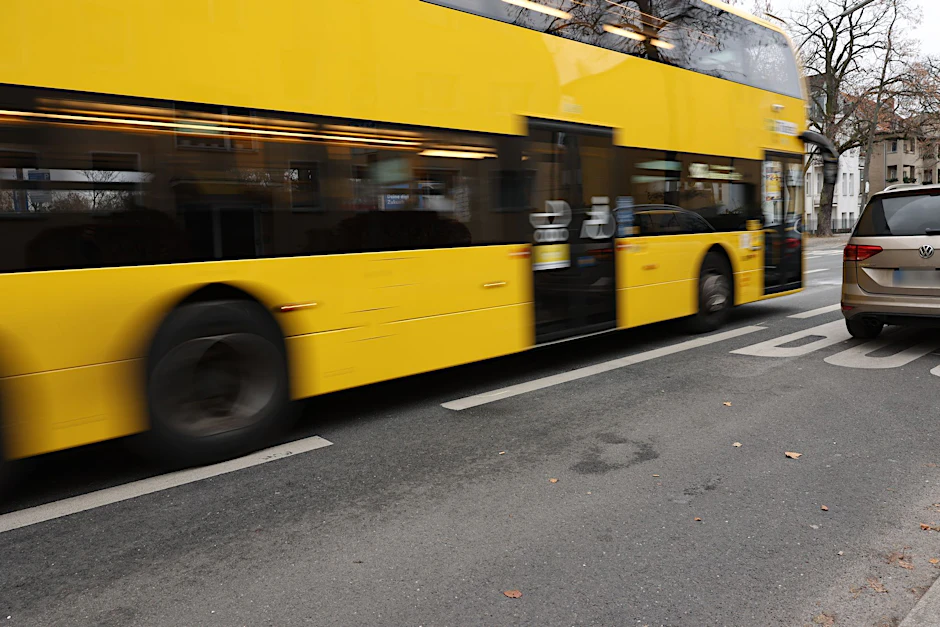 Eine Seniorin wurde am Montag von einem Bus angefahren.