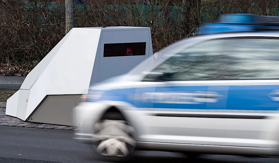 ARCHIV - Ein Polizeiwagen fährt an einem mobilen Blitzwagen, einem Geschwindigkeitsmessanhänger der Marke Votronic, vorbei.  ild