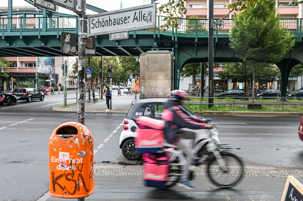 Burst water pipe in Prenzlauer Berg: Schönhauser Allee closed for two ...