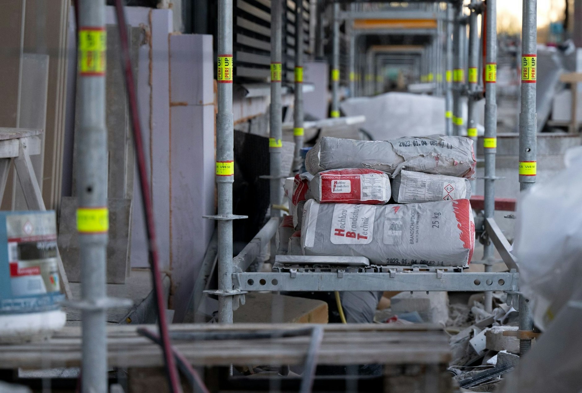 ARCHIV - Die IG Bau streikt: Neben Straßenbau und Großbaustellen könnte es auch private Bauherren und Einfamilienhäuser treffen.