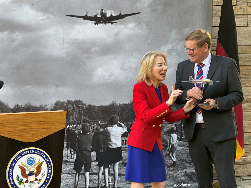 ABD Büyükelçisi Amy Gutmann, Berlin'deki Alman Teknoloji Müzesi'ne uçak bağışladı