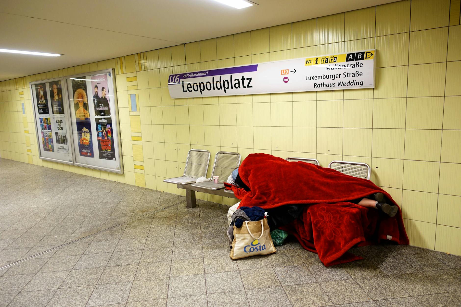 U-Bahnhöfe sind häufig Zufluchts- und Aufenthaltsort für Obdachlose in Berlin.
