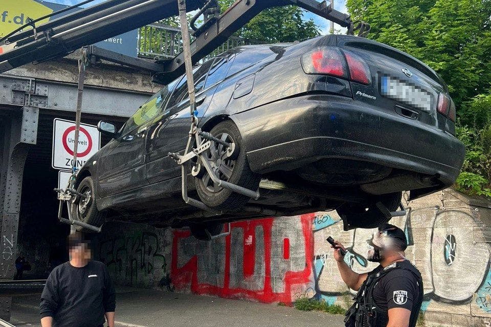 „Schon beim Öffnen der Fahrertür schwante unseren Kollegen der Grund für die unsichere Fahrweise, denn aus dem Auto quoll ihnen intensiver Alkoholgeruch entgegen.“ Der 30-jährige Fahrer pustete daraufhin über drei Promille. Das Auto wurde sichergestellt.