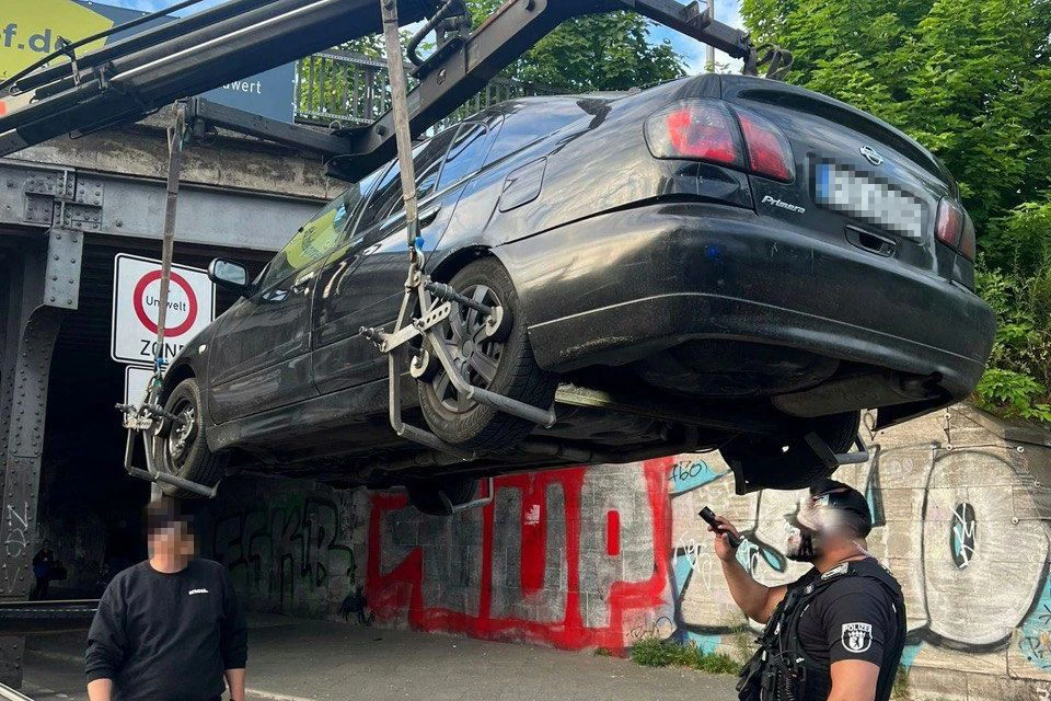 „Schon beim Öffnen der Fahrertür schwante unseren Kollegen der Grund für die unsichere Fahrweise, denn aus dem Auto quoll ihnen intensiver Alkoholgeruch entgegen.“ Der 30-jährige Fahrer pustete daraufhin über drei Promille. Das Auto wurde sichergestellt.