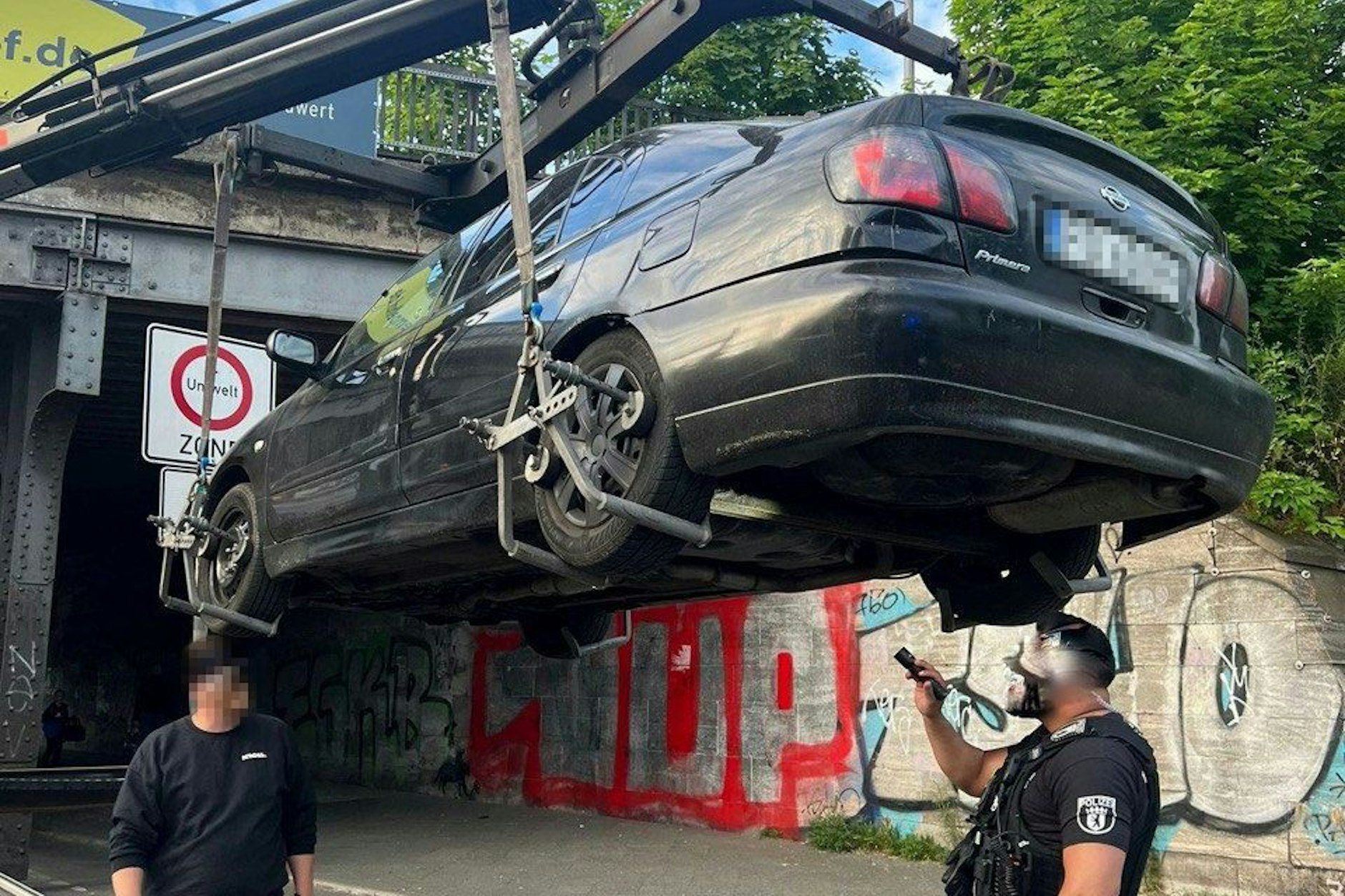 „Schon beim Öffnen der Fahrertür schwante unseren Kollegen der Grund für die unsichere Fahrweise, denn aus dem Auto quoll ihnen intensiver Alkoholgeruch entgegen.“ Der 30-jährige Fahrer pustete daraufhin über drei Promille. Das Auto wurde sichergestellt.