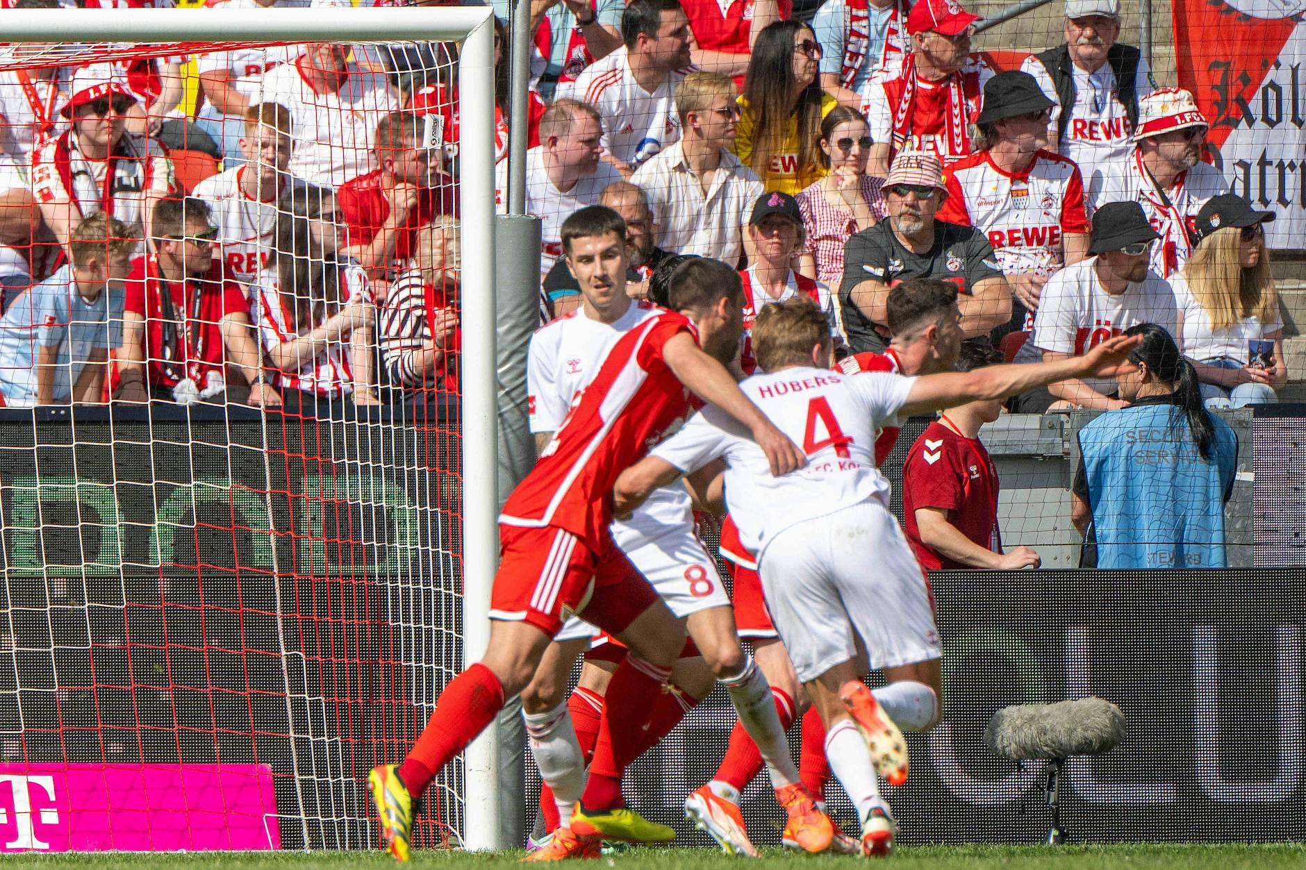 Selbst auf einem Foto zu erkennen: Kölns Huseinbasic (Nr.8) hat nur Augen für Khedira und fährt gegen Unions-Vize-Kapitän das Bein aus. 