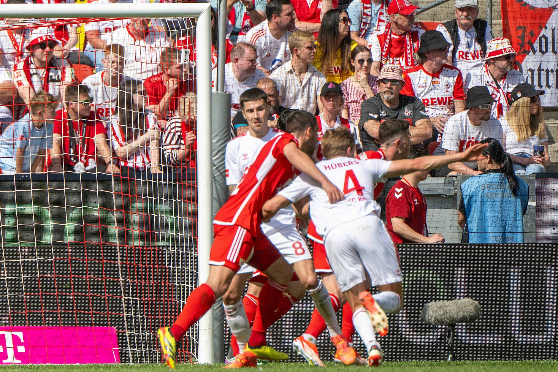 Selbst auf einem Foto zu erkennen: Kölns Huseinbasic (Nr.8) hat nur Augen für Khedira und fährt gegen Unions-Vize-Kapitän das Bein aus.&nbsp;