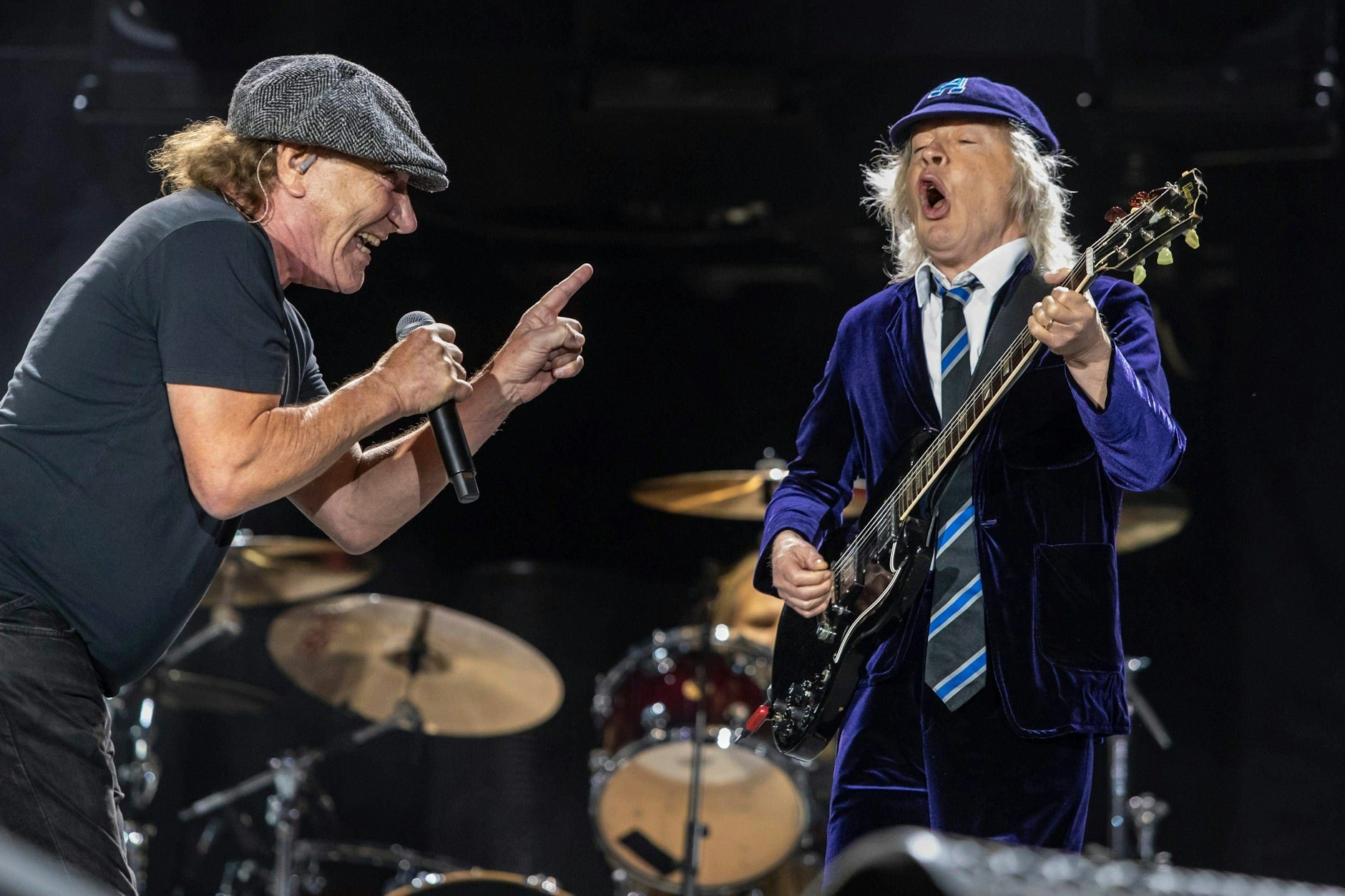 AC/DC sind wieder da. Sänger Brian Johnson (76, l.) rockt hier bei einem US-Konzert im Oktober 2023 mit Angus Young (69) auf der Bühne. Sie werden mit neuem Bassisten und Schlagzeuger auftreten.
