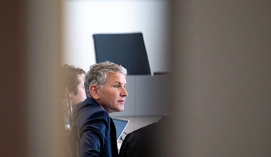 Björn Höcke im Gerichtssaal des Landgericht Halle (Saale). Wegen des Verwendens von Kennzeichen verfassungswidriger und terroristischer Organisationen muss der AfD-Politiker eine Geldstrafe zahlen. Foto: Hendrik Schmidt/dpa