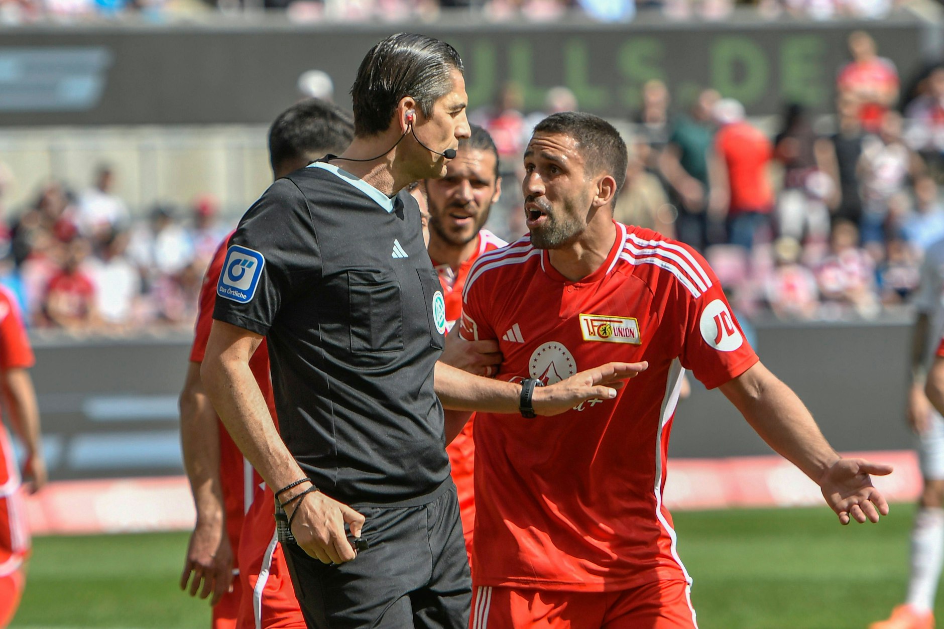 Rani Khedira (30) kann es nicht glauben und fleht Schiedsrichter Deniz Aytekin (45) an, sich die Szene per Videobeweis anzuschauen. 