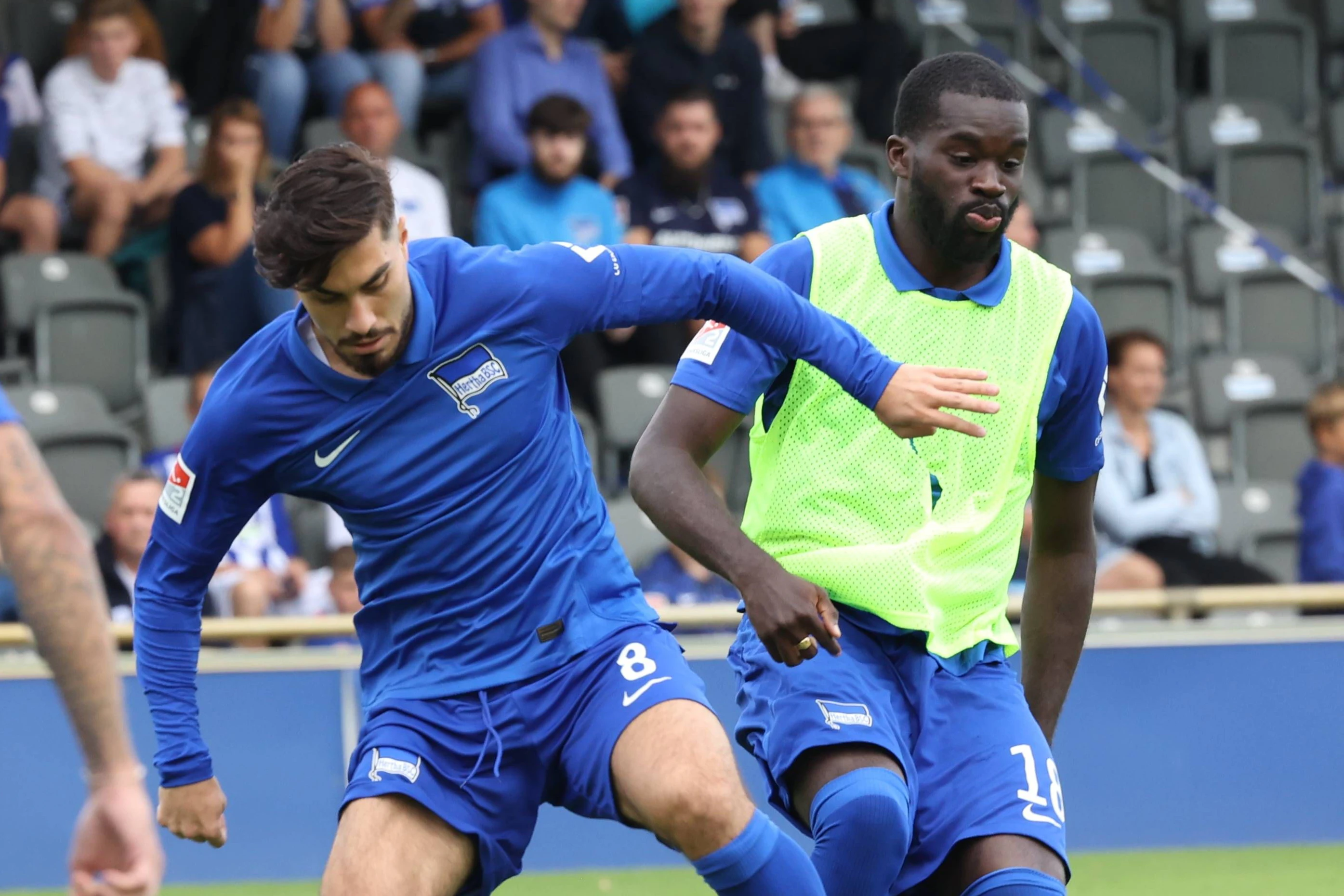 Suat Serdar und Wilfried Kanga (r.) in Hertha-Kluft zum Saisonstart 2023. Beide könnten Hertha BSC bald wichtige Millionen bescheren.&nbsp;