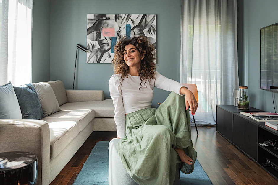 Apameh Schönauer in ihrer Wohnung: Die Picasso-Fotos an der Wand hat sie passend zu den Farben ihrer Einrichtung verfremdet.