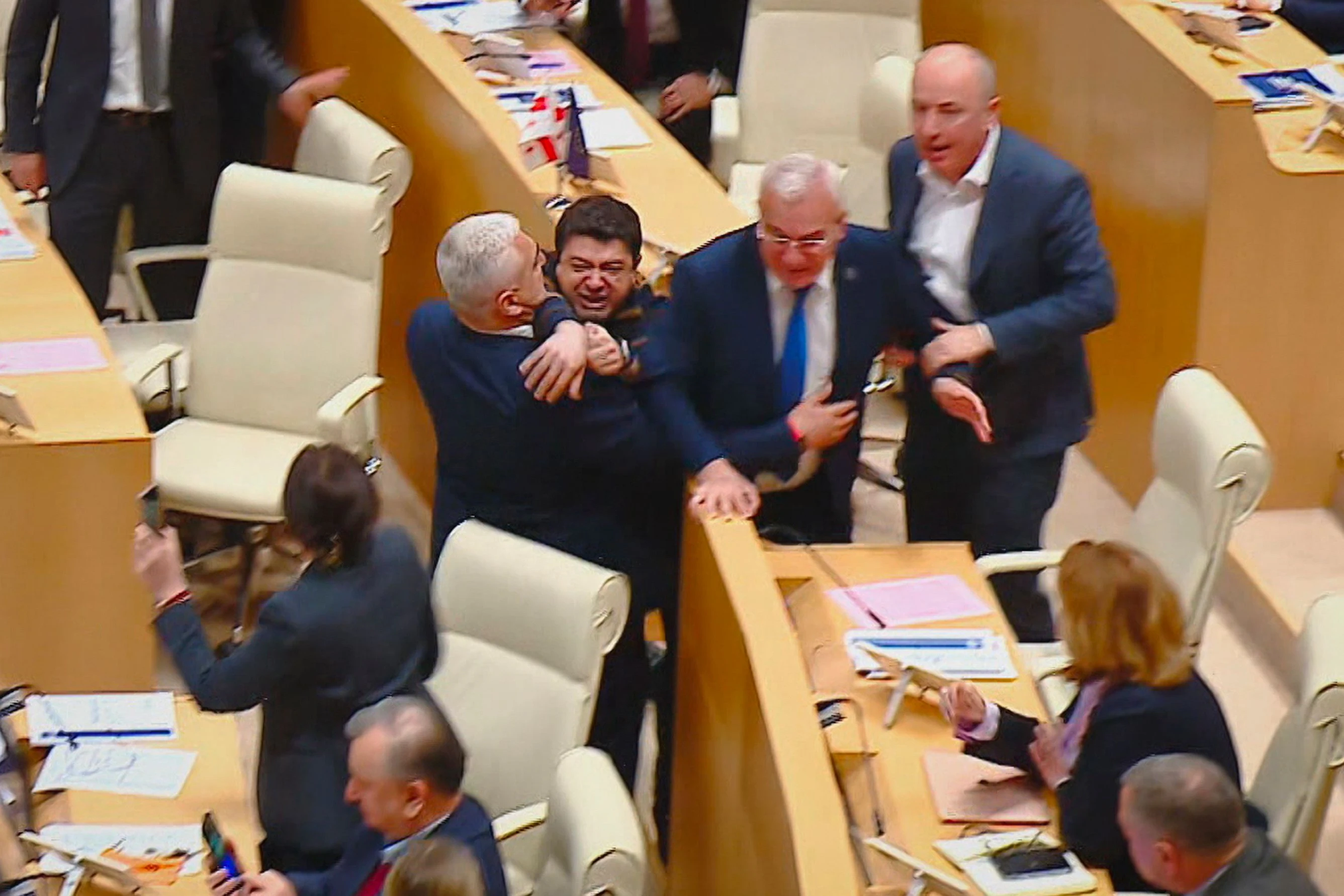Georgische Abgeordnete streiten sich während einer Parlamentssitzung.
