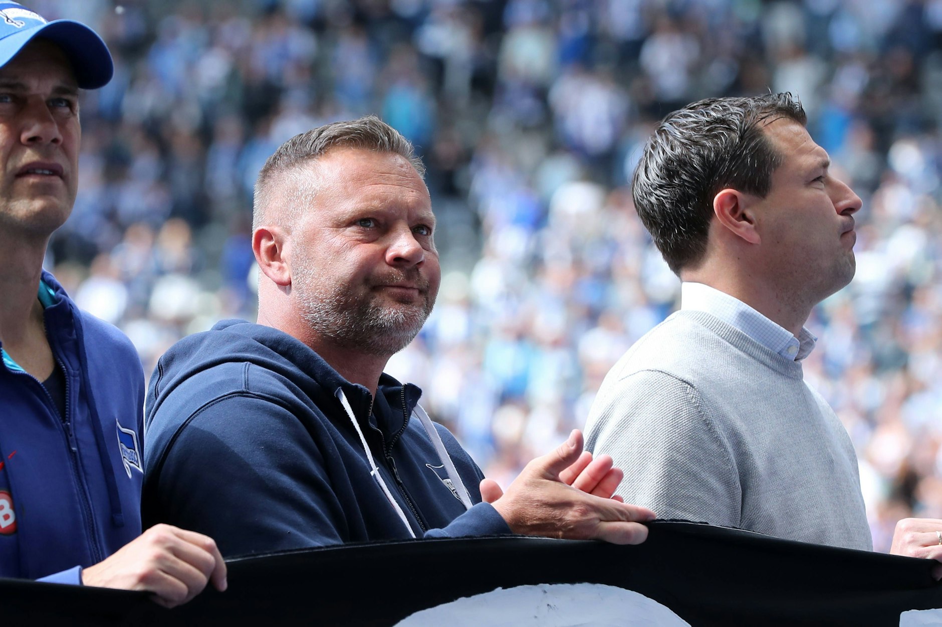 So richtig glücklich wirkte (Noch-)Trainer Pal Dardai (M.) nach dem letzten Heimspiel von Hertha BC in dieser Saison nicht.