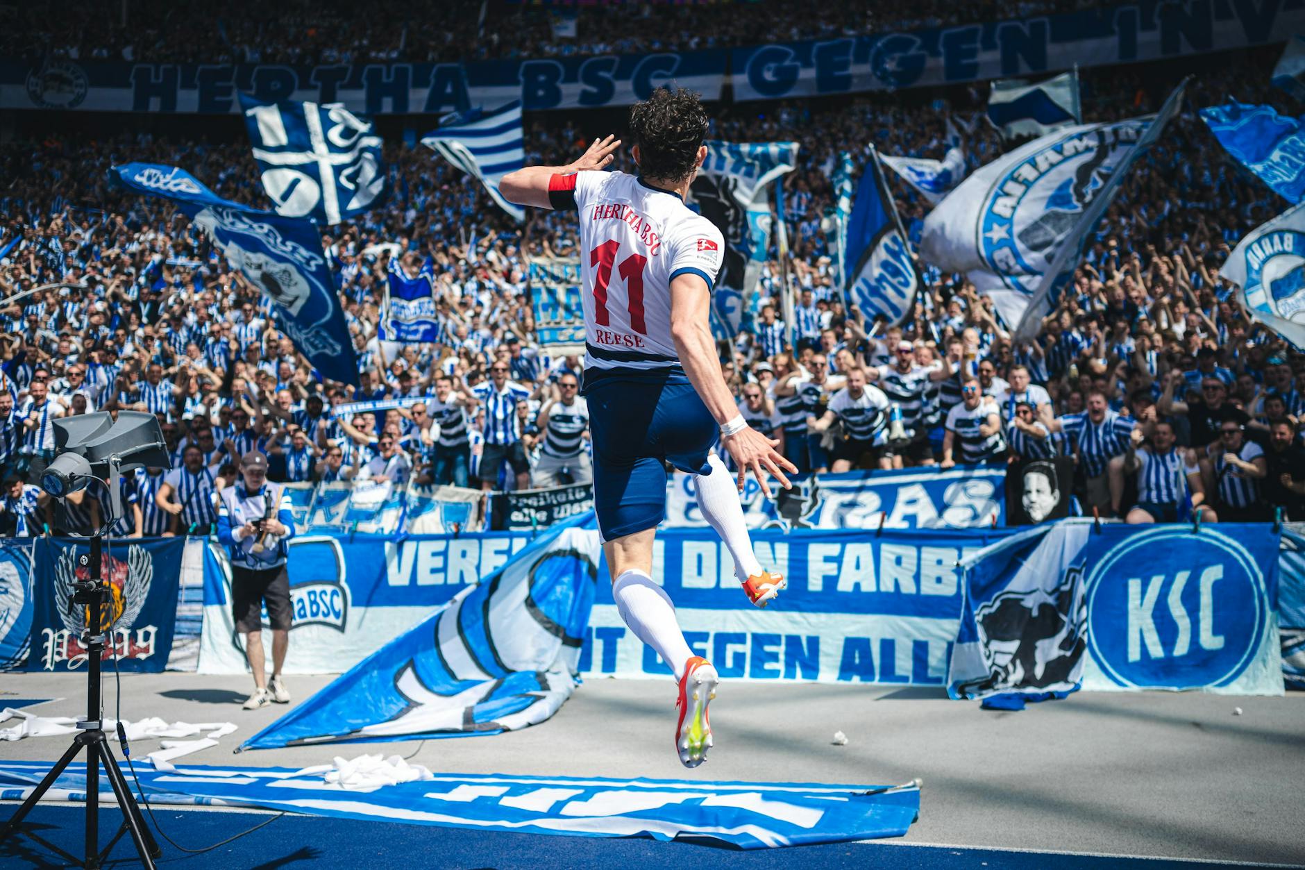 Jubelt so gern vor der Ostkurve und soll das bei Hertha BSC auch in der neuen Saison tun: Stürmer Fabian Reese (26).