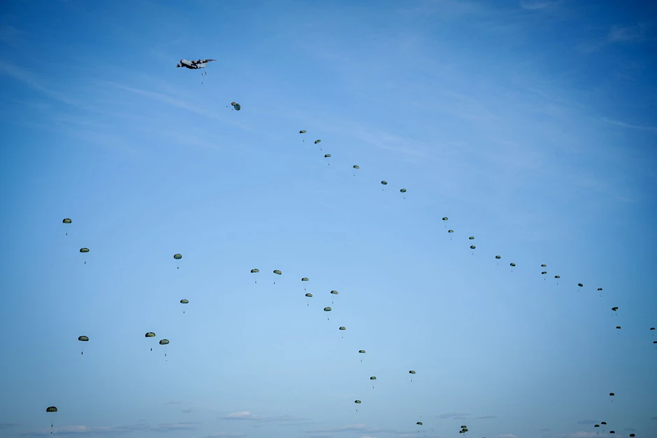 Rund 1500 Fallschirmjäger nehmen an der «Swift Response»-Übung von der Nato teil.  