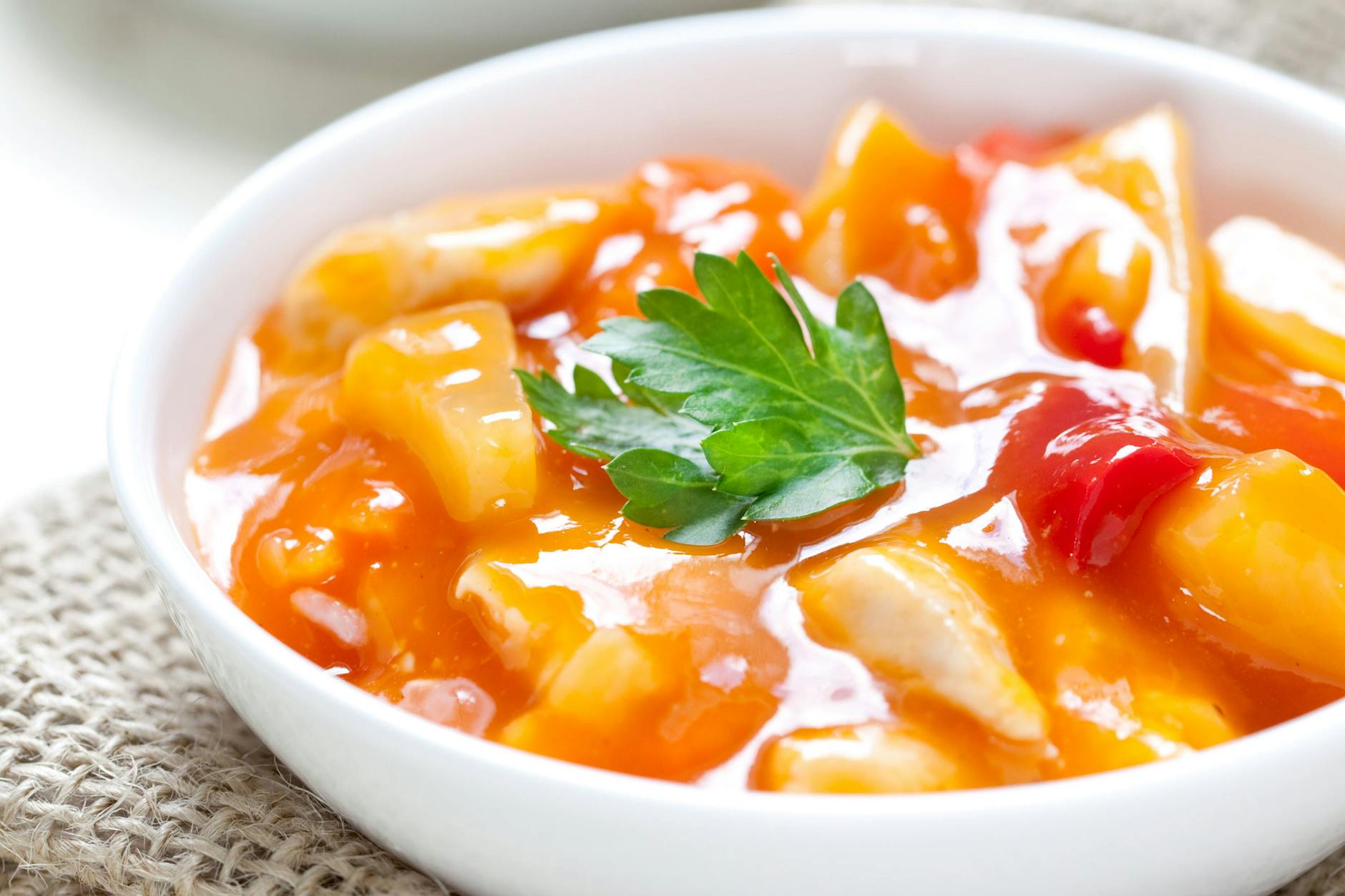 Haben Sie mal wieder Lust auf leckeres Hähnen süß-sauer, aber keine Lust ins Chinarestaurant zu gehen? Dann sollten Sie unbedingt unser Rezept für Hähnchen süß-sauer probieren.